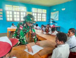 Turut Serta Menjadi Gadik, Satgas 641/Bru Beri Materi dan Pelatihan Komputer Dasar Pada Siswa SDN 01 Saralema, Papua