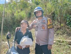 Polisi Peduli, Pak Bhabin Berbagi Sembako untuk Warga Kurang Mampu Di Bondowoso
