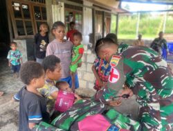 Peduli Kesehatan Warga di Perbatasan RI-PNG, Satgas Yonif 131/BRS Beri Pengobatan Gratis Kepada Warga