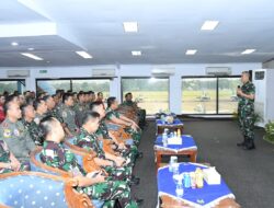 Pangkoops Udara I Pimpin Briefing kepada Para Air Crew Sebelum Kembali ke Satuan Masing-masing