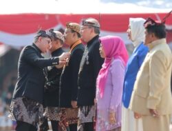 Peringatan Upacara HUT Ke -79 Provinsi Jatim : Pj.Gubernur Jatim Adhy Berikan Penghargaan Lencana Jer Basuki Mawa Beya