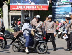 Aksi Humanis Polres Magetan di Operasi Zebra Semeru 2024, Berbagi Coklat Hingga Bunga Untuk Pengendara
