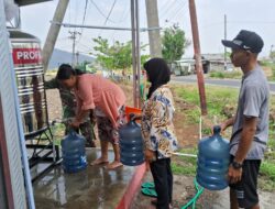 Warga Antri Air Besih Di Lokasi TMMD Ke-122 Kodim 0809/Kediri