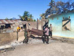 Personil Polres Flotim Bersama TNI Bantu Warga Bersihkan Puing Rumah Di Desa Bugalima