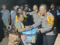 Kapolres Flotim Serahkan Bantuan Sembako kepada Korban Bentrok Di Desa Bugalima