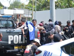 Humanis, Polisi Berbagi Nasi Kotak untuk Peserta Unras Sarbumusi Situbondo