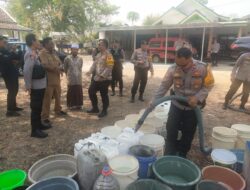 Polres Probolinggo Kota Kembali Beri Bantuan 10 Ribu Liter Air Bersih Di Tongas