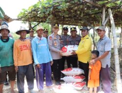 Dukung Asta Cita Polres Tuban Beri Bantuan Pupuk untuk Petani Jagung Di Tambak Boyo
