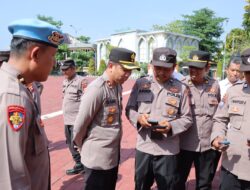 Pastikan Tidak Ada Aplikasi Judi Online, Wakapolres Gresik Cek HP Anggotanya Setelah Apel