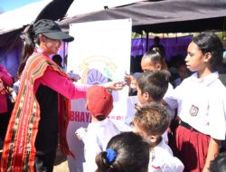 Ketum Bhayangkari Pusat Kembali Salurkan Ribuan Paket Bansos Di Maluku Barat Daya