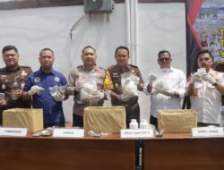 Kapolres Pasuruan Bersama Kajari Kabupaten Pasuruan Musnahkan barang bukti hasil kejahatan Di wilayah Hukum Pasuruan