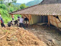 Gotong Royong, Polisi Bersama TNI Dan Warga Tangani Dampak Longsor Di Trenggalek