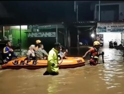 Akibat Curah Hujan Tinggi : Berbagai Wilayah Di Ponorogo Terdampak Banjir, Polres Ponorogo Bantu Evakuasi