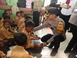 Kunjungi Sekolah Dasar Di Pedesaan, Kapolres Tuban Berbagi Makan Siang Bergizi Gratis
