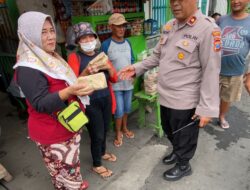 Aksi Unik Polsek Simokerto Borong Es Teh Dan Bagikan Nasi Bungkus Ke Pengendara Di Surabaya