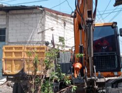 Camat Asemrowo Lakukan Normalisasi Saluran Air, Kerja Nyata Cegah Banjir