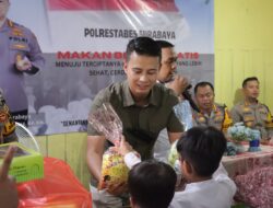 Wujudkan Generasi Sehat Dan Cerdas : Kapolrestabes Surabaya Gelar Aksi Makan Bergizi Di SD Dumas Kecamatan Bubutan