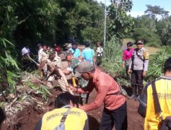 Gercep Polisi Bersama TNI dan BPBD Tangani Dampak Banjir Dan Tanah longsor Di Bondowoso