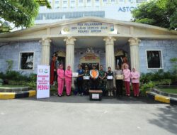 Bentuk Kepedulian, Bhayangkari Cabang Gresik Beri Semangat Dan Bagi Bingkisan kepada Petugas Pengamanan Nataru