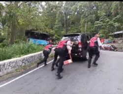 Tim Drogban Polres Magetan Siaga Bantu Kendaraan Wisatawan Di Tanjakan Ekstrem Wisata Telaga Sarangan