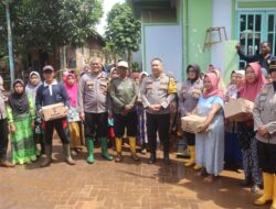 Cepat Tanggap Kapolres Pasuruan Bagikan Sembako Kepada Warga Terdampak Banjir