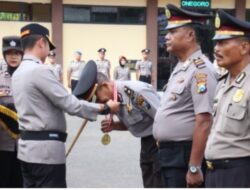 Kapolres Bojonegoro Pimpin Upacara Kenaikan Pangkat Anggota