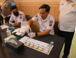 Pastikan Personel Bebas Narkoba, Polres Gresik Gelar Sidak Tes Urine Usai Apel Pagi