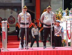 Mengawali Tugas, Kapolres Gresik AKBP Rovan Richard Mahenu Disambut Upacara Pedang Pora
