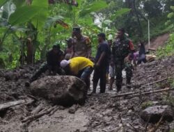 Anggota Polsek Maurole Kerja Bakti Bersama warga Bersihkan Material Longsor Di Desa Detuwulu