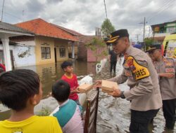 Polres Pasuruan Kota Evakuasi Warga Terdampak Banjir Dan Beri Bantuan 1000 Nasi Kotak