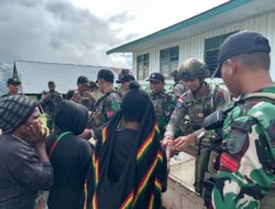 TNI-Polri Gelar Bakti Sosial Kepada Warga Kiwirok