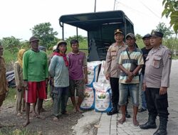 Polsek Cerme Dukung Ketahanan Pangan Dengan Bantu Permudah Distribusi Bantuan Pupuk kepada Petani