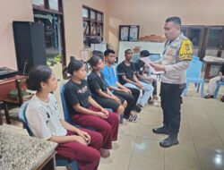 Bhabinkamtibmas Bripka Paulus Rago Berikan Pembinaan Terhadap Oknum Pelajar Yang Tersangkut Video Viral Kenakalan Remaja