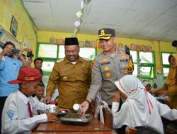 Kapolres Gresik Dan Bupati Gresik Bagikan Makan Bergizi Gratis Di SDN-71 Cerme