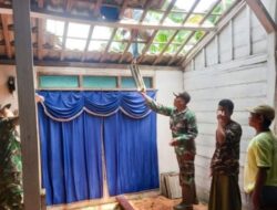 Babinsa Koramil Kanor Bojonegoro Bantu Evakuasi Pohon Roboh Menimpa Rumah Warga Desa Kedungarum