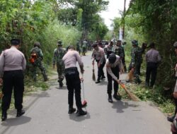 Perkuat Sinergitas Dan Soliditas TNI – Polri Di Malang Kompak Laksanakan Karya Bakti Pada HUT Ke – 64 Kostrad