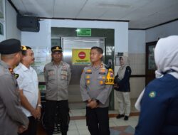 Peduli Sesama, Kapolres Gresik Bersama Ketua Bhayangkari Cabang Gresik Jenguk Anggota Sakit Aiptu Setyo Budi