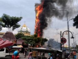 Menara Masjid Agung Darussalam Kabupaten Bojonegoro Ludes Terbakar