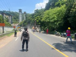 Kapolres Probolinggo Datangi Lokasi Pastikan Penyebab Jatuhnya Batu Besar Di Jalan Raya Paiton