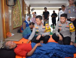 Kapolres Gresik Terjun Langsung Salurkan Bantuan Sosial Untuk Warga Terdampak Banjir Di Driyorejo