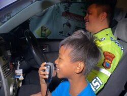 Cegah Tawuran dan Pencurian, Polres Pasuruan Dampingi Remaja Bangunkan Sahur