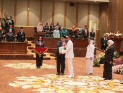 Gubernur Khofifah Hadiri Sertijab Bupati Bojonegoro Setyo Wahono Dan Wabup Nurul Azizah Di Ruang Paripurna Gedung DPRD Bojonegoro