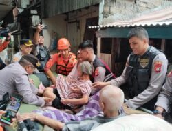 Polisi Evakuasi Lansia Korban Terdampak Banjir Di Cengkareng
