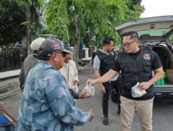 Ramadan Penuh Berkah, Polrestabes Surabaya Bagikan Takjil Ke Abang Becak
