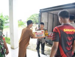 Peduli Korban Banjir, Polres Gresik Bakti Sosial Untuk Korban Banjir Kali Lamong Di Cerme