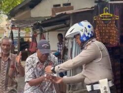 Polres Ende Melalui Satuan Lalu Lintas Berbagi Takjil Kepada Masyarakat