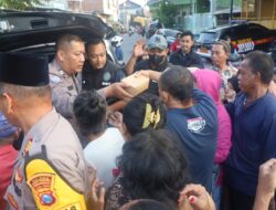 Satresnarkoba Polres Pelabuhan Tanjung Perak Bagikan Takjil Ramadan Di Kawasan Jalan Kunti Surabaya