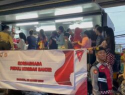 Dirikan Dapur Lapangan, Polri Bagikan 500 Porsi Makanan Untuk Korban Banjir Rawajati