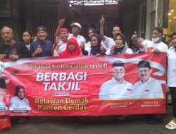 Indahnya Berbagi Di Bulan Ramdhan : Relawan Demak Pancen Cerdas Surabaya Bagikan 300 Paket Takjil kepada Pengendara 