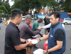 Berkah Ramadan, Polres Pelabuhan Tanjung Perak Berbagi 300 Paket Takjil di Pelabuhan GSN Dan Jalan Jakarta Surabaya
